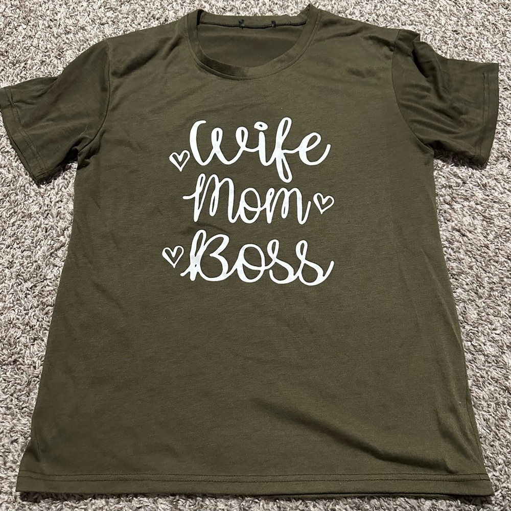 "Wife Mom Boss" graphic T-shirt In Olive Green
